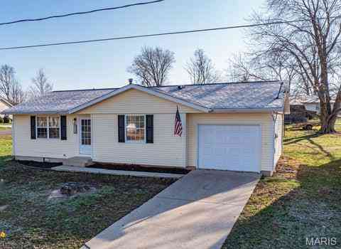 Homes For Sale - 322 N Sangamon Avenue<br/> Vandalia, IL 62471