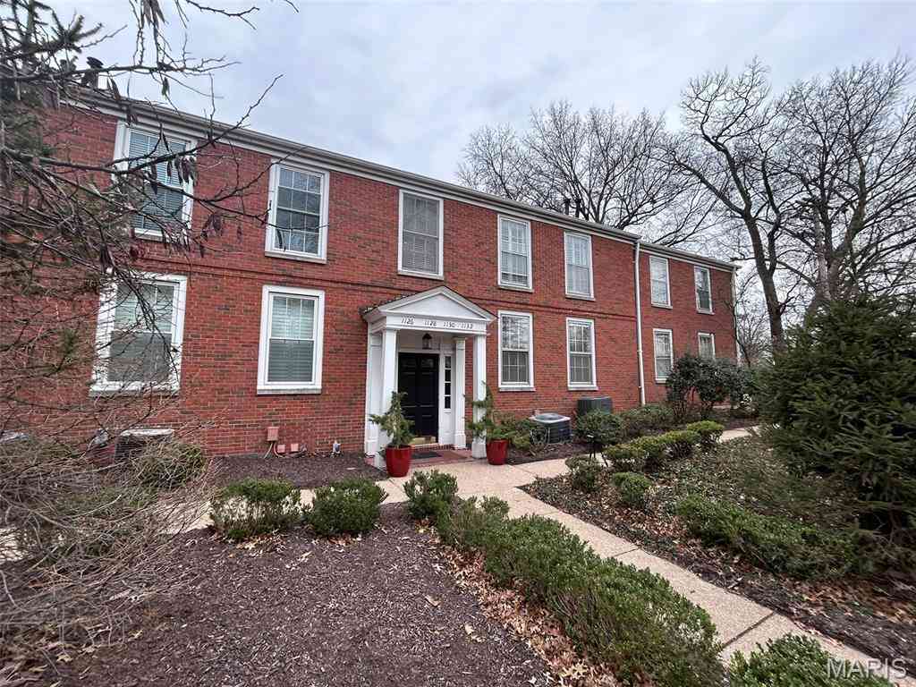 Condo For Rent - 1128 S Mason Road<br/> Town and Country, MO 63131