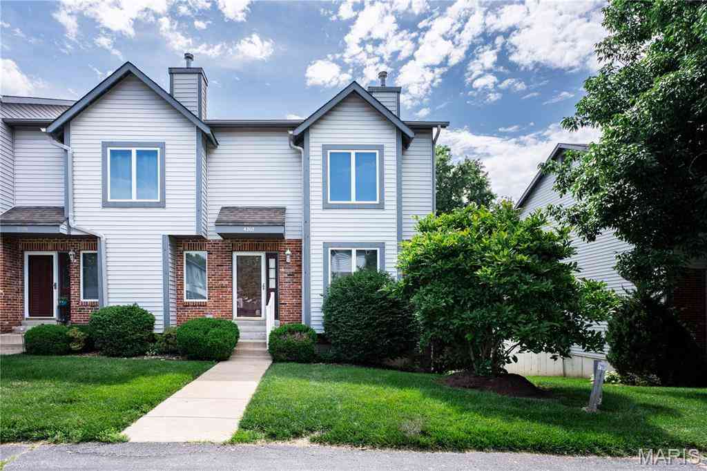Townhouse For Sale - 4207 Sherman Park Drive #14G<br/> Saint Charles, MO 63303