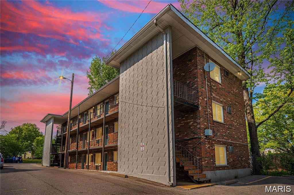 Apartment For Rent - 3320 Greenwood Boulevard<br/> Maplewood, MO 63143