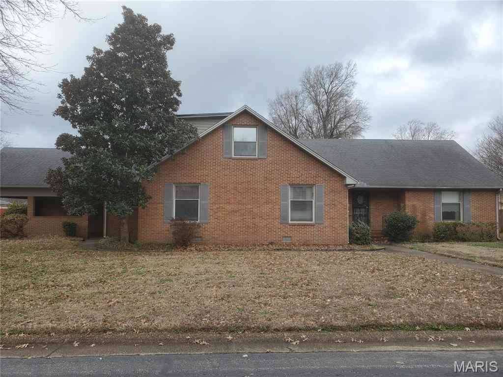Homes For Sale - 100 N Clayton Street<br/> Charleston, MO 63834