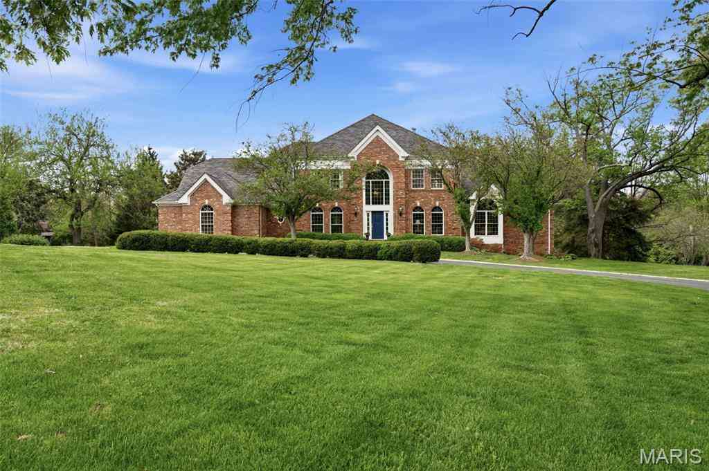 Homes For Sale - 32 Huntleigh Downs Road<br/> Frontenac, MO 63131