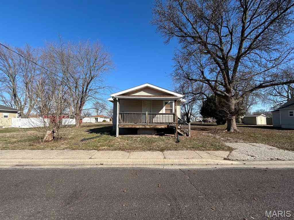 Homes For Sale - 121 W Maple Street<br/> Hartford, IL 62048