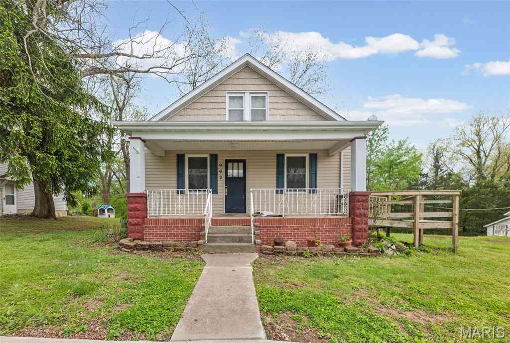 Homes For Sale - 902 Spring Street<br/> Evansville, IL 62242