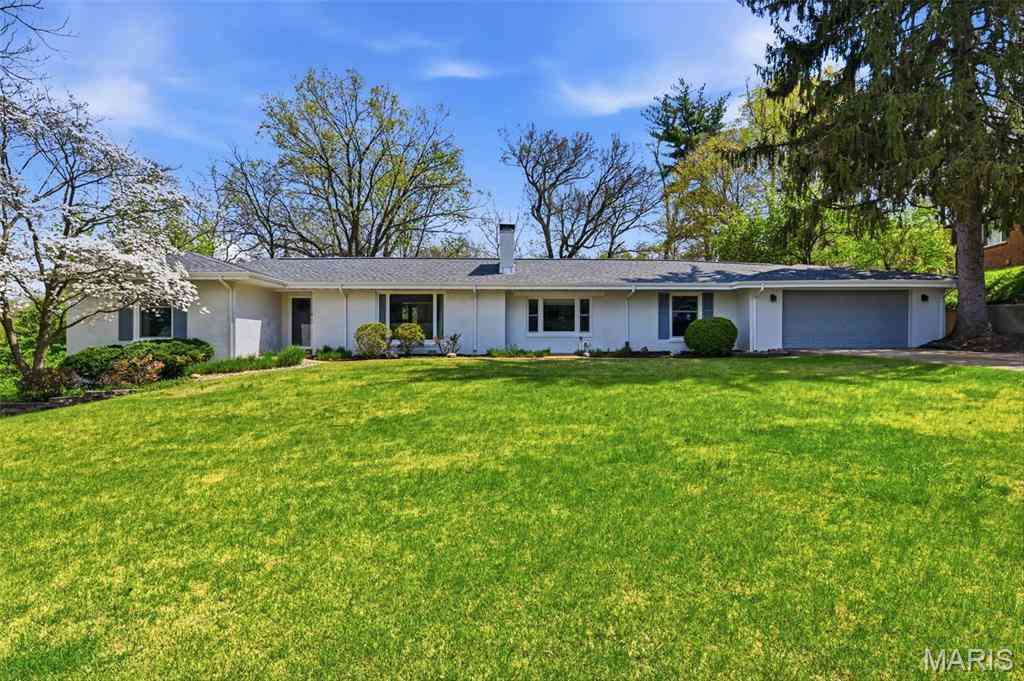 Homes For Sale - 6 Lake Pembroke Drive<br/> Ferguson, MO 63135