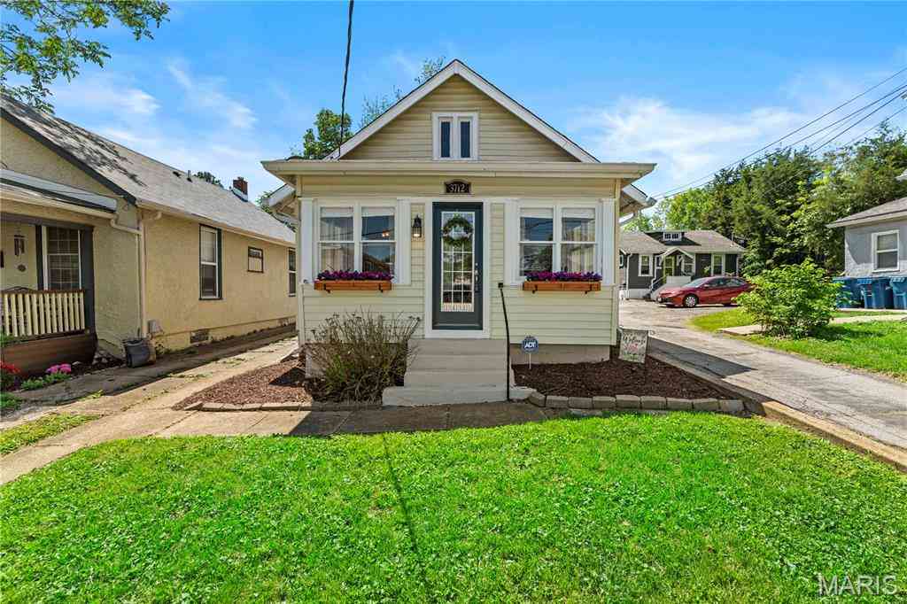 Homes For Sale - 3712 Cambridge Avenue<br/> Maplewood, MO 63143