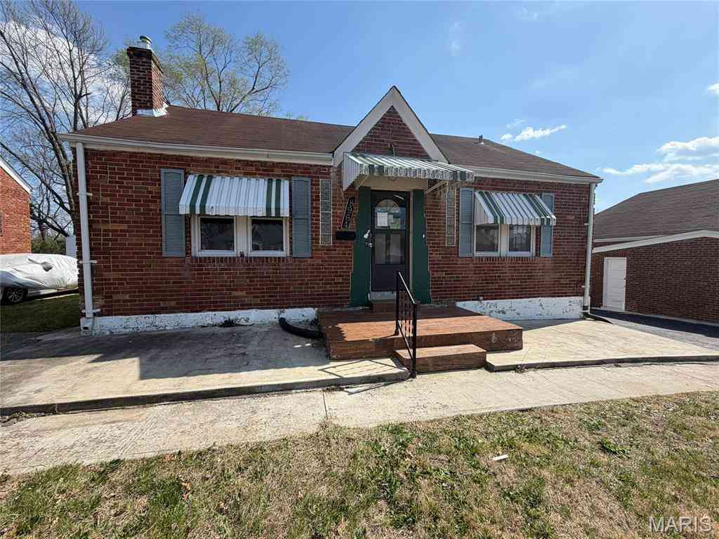 Homes For Sale - 8964 Mayfield Court<br/> Saint Louis, MO 63136