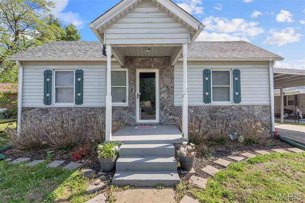 Homes For Sale - 305 Ironbanks<br/> Charleston, MO 63834