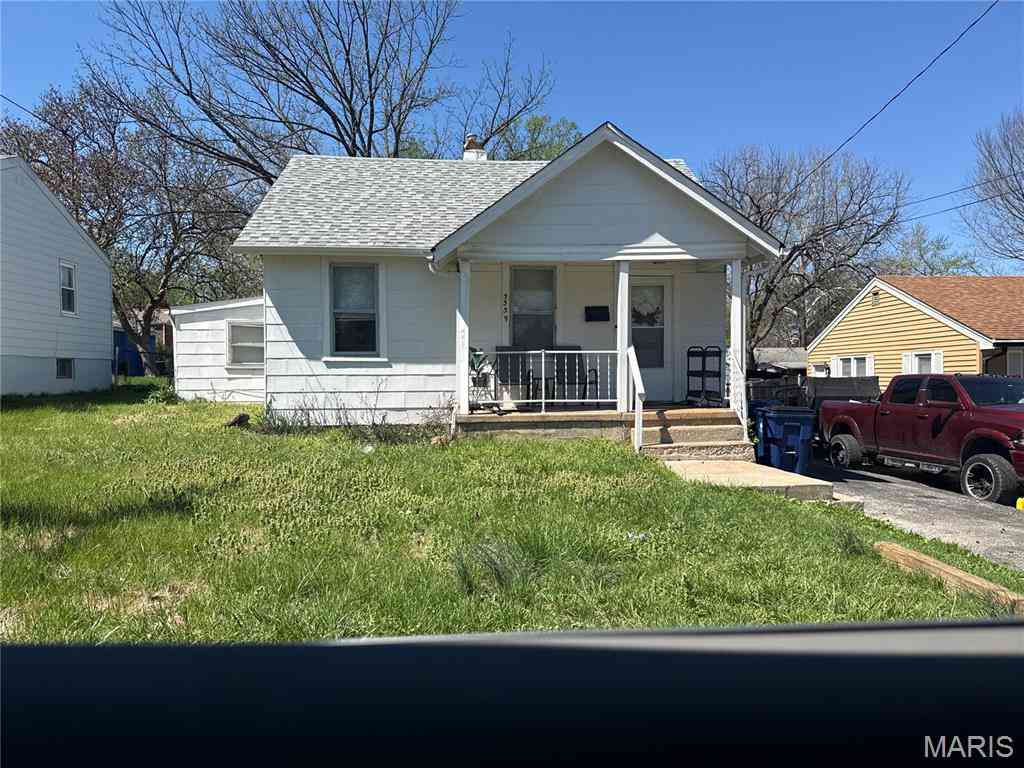 Homes For Sale - 3339 W Tennyson Avenue<br/> Breckenridge Hills, MO 63114