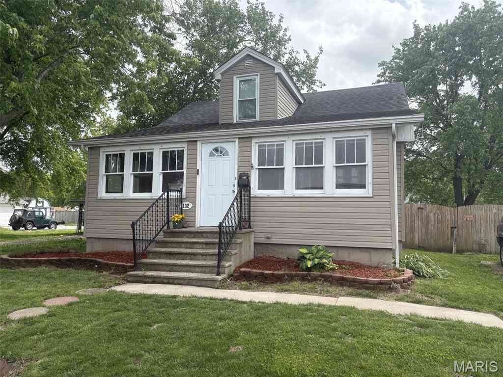Homes For Sale - 132 W 2nd Street<br/> Hartford, IL 62048