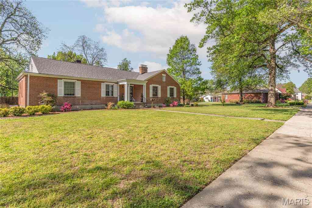 Homes For Sale - 501 E Commercial Street<br/> Charleston, MO 63834
