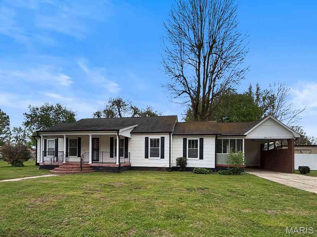 Homes For Sale - 1405 E Cypress Street<br/> Charleston, MO 63834