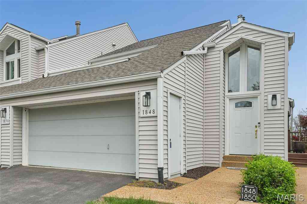 Condo For Sale - 1848 Ridgeview Circle Drive<br/> Ballwin, MO 63021