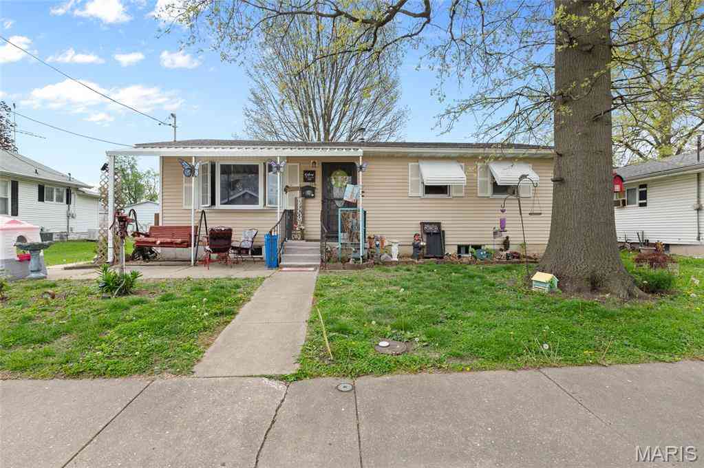 Homes For Sale - 116 W 1st Street<br/> Hartford, IL 62048