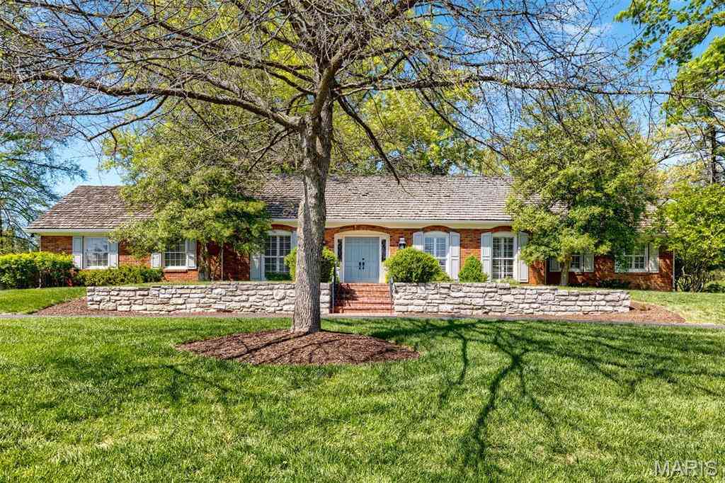 Homes For Sale - 11101 Hermitage Hill Road<br/> Frontenac, MO 63131