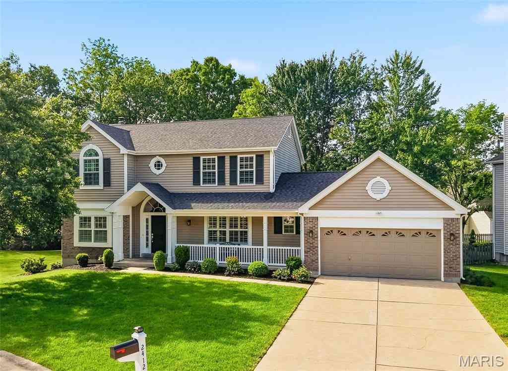 Homes For Sale - 2412 Parkmoor Court<br/> Des Peres, MO 63021