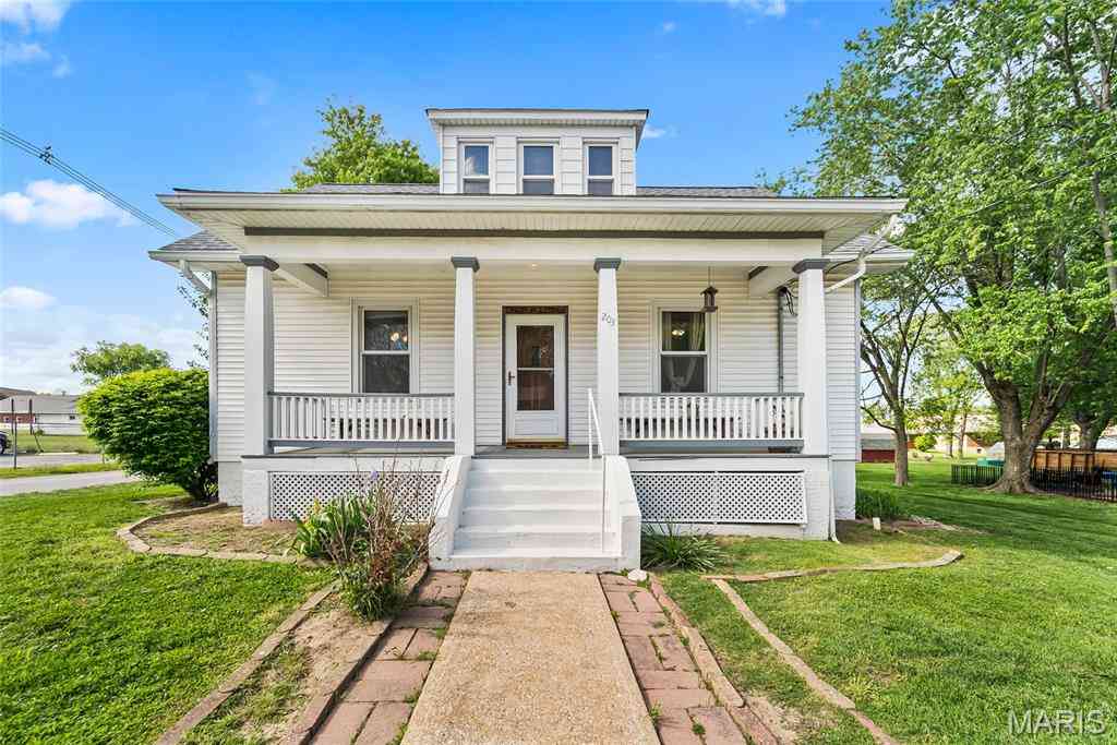 Homes For Sale - 203 E Mill Street<br/> Monroe County, Waterloo, IL 62298