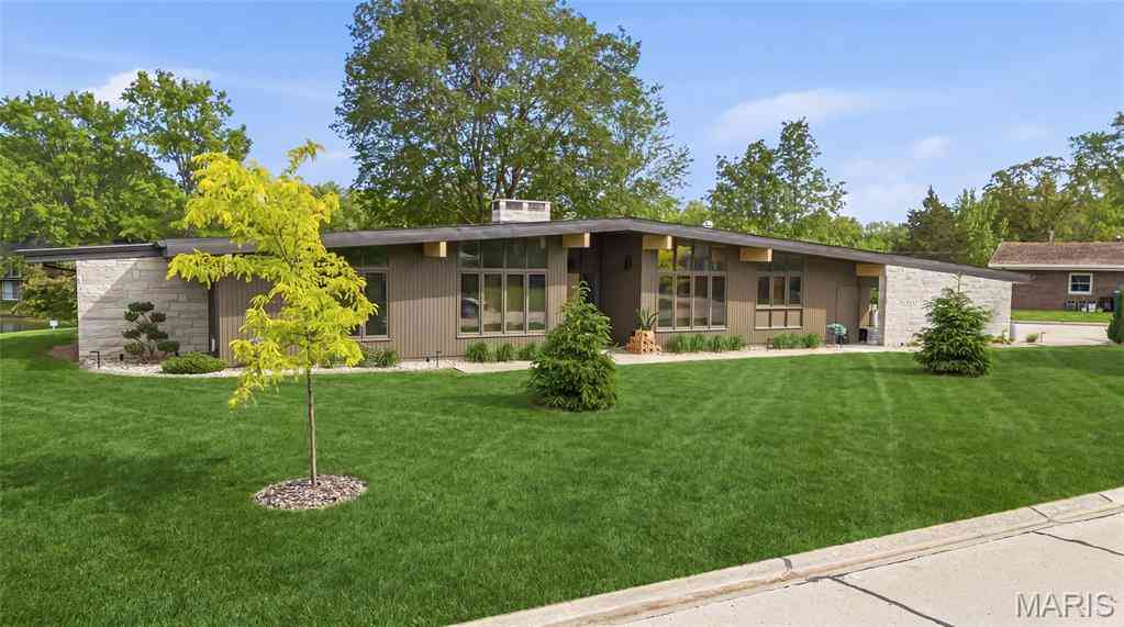 Homes For Sale - 605 Dolphin Drive<br/> Madison County, Highland, IL 62249