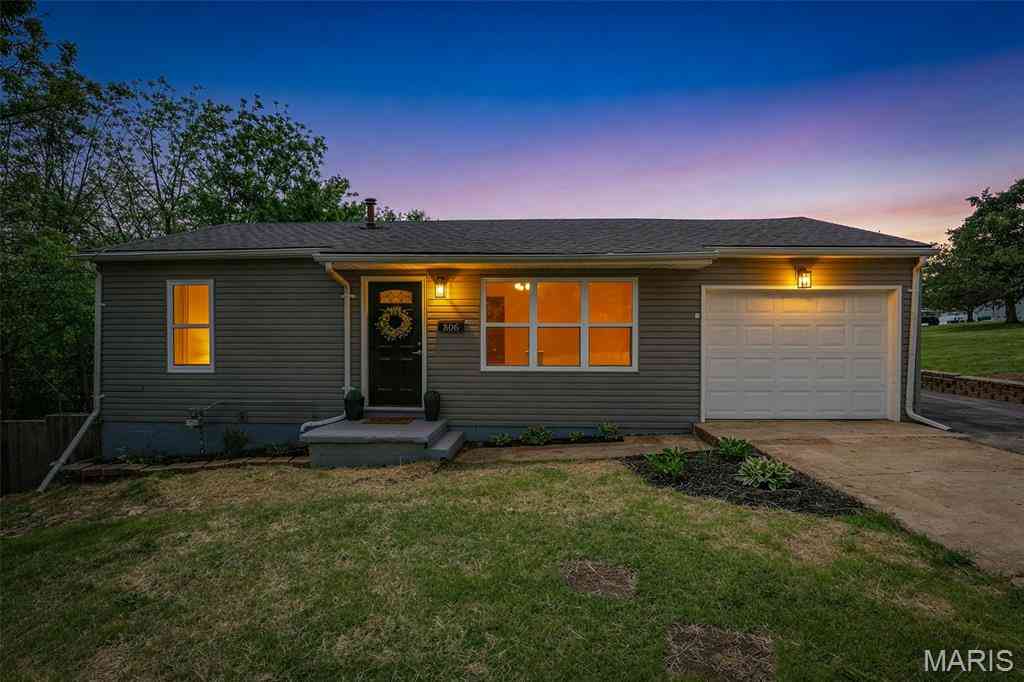 Homes For Sale - 306 Moulton Street<br/> De Soto, MO 63020