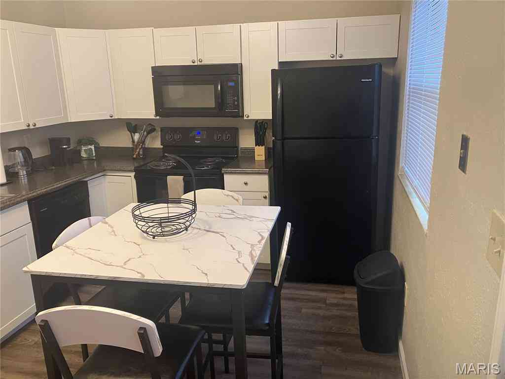 Apartment For Rent - 1009 Belle Valley Drive #8<br/> Belleville, IL 62220