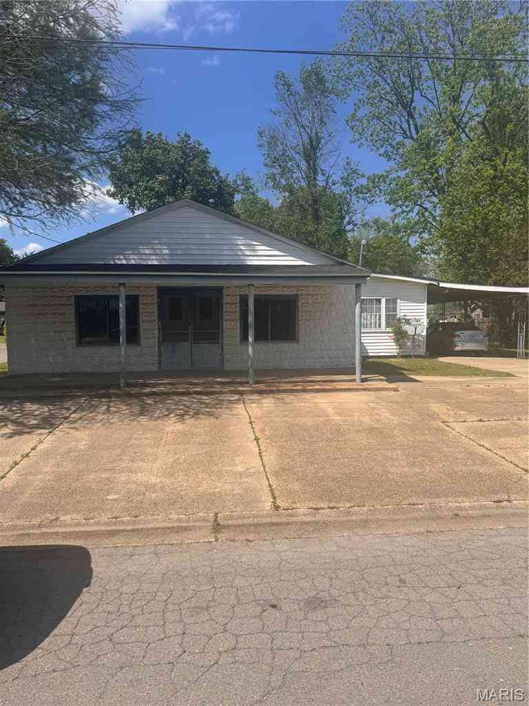 Homes For Sale - 115 West Tom Brown<br/> Charleston, MO 63834