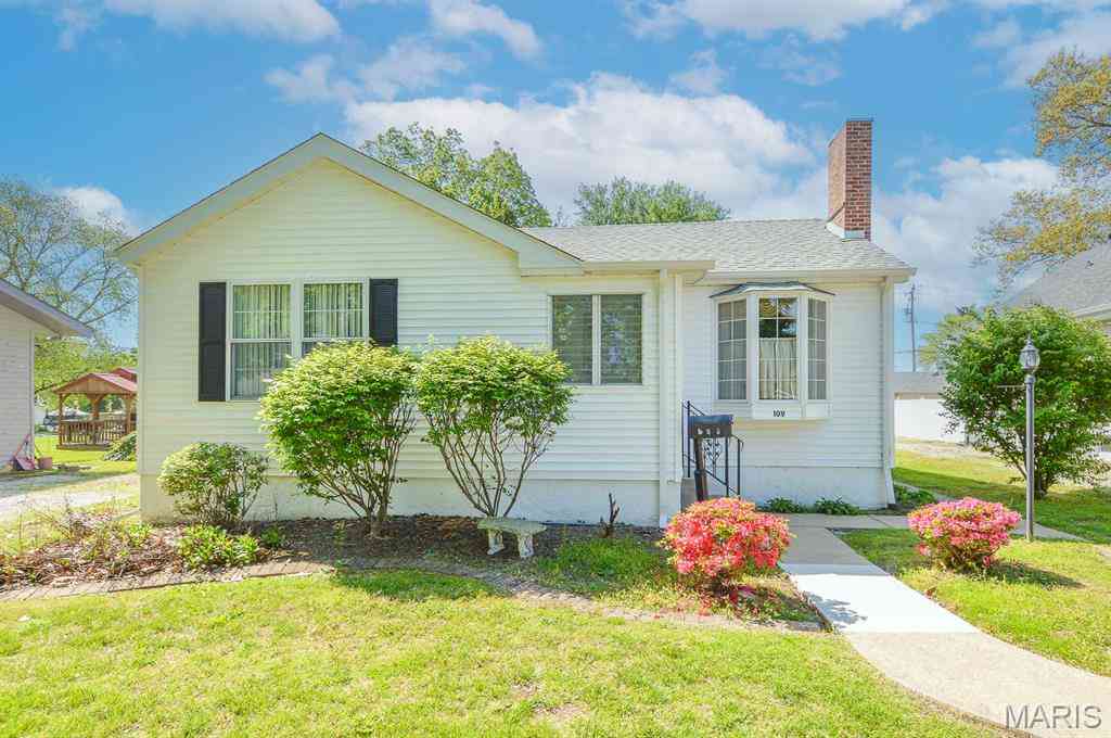 Homes For Sale - 109 E Jefferson Street<br/> O'Fallon, IL 62269
