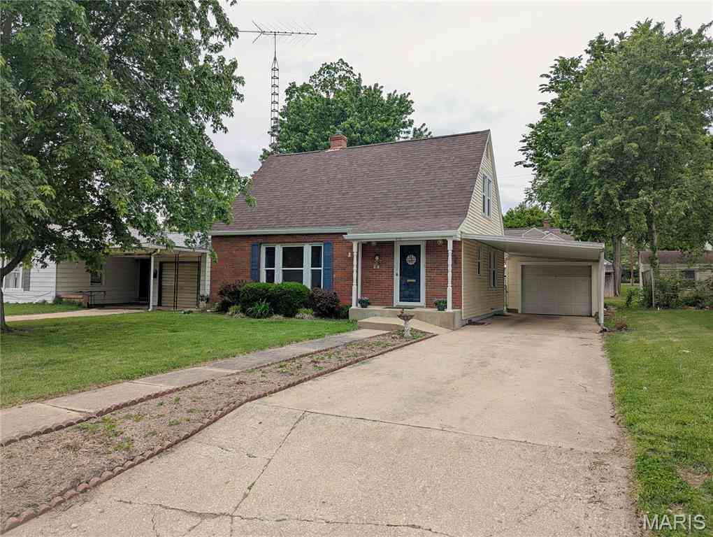 Homes For Sale - 615 E Oak Street<br/> Bond County, Greenville, IL 62246
