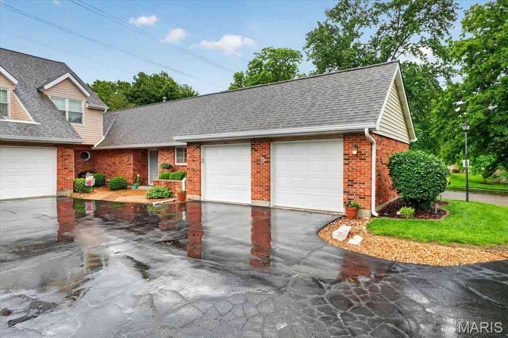 Condo For Sale - 1031 Pocono Trail<br/> Ballwin, MO 63021
