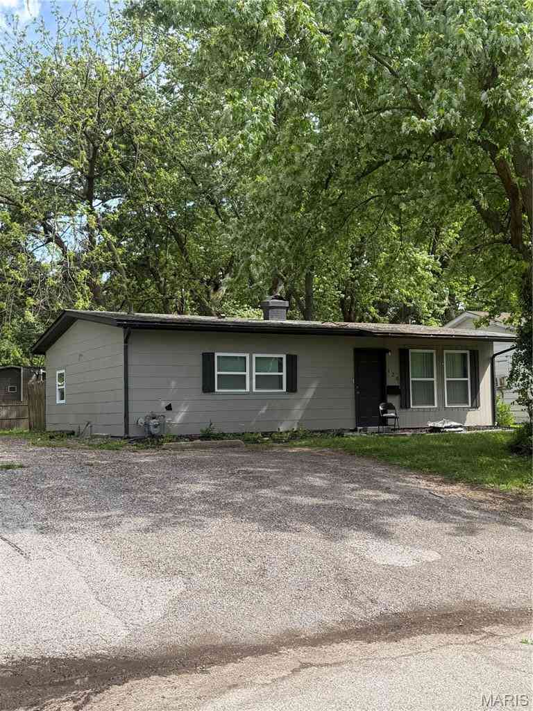 Homes For Sale - 120 Saint Robert Drive<br/> Cahokia, IL 62206