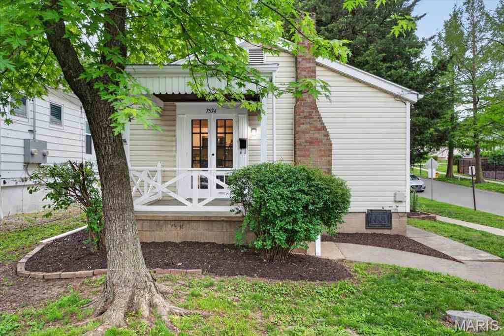 Homes For Sale - 7574 Ellis Avenue<br/> Maplewood, MO 63143