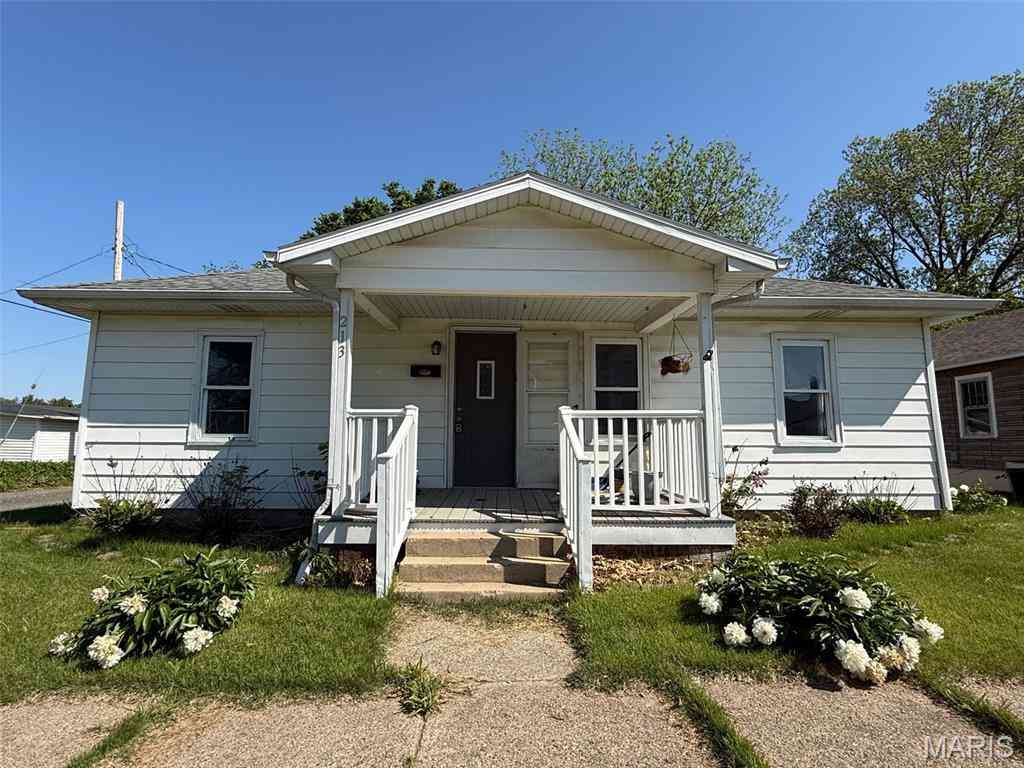 Homes For Sale - 213 W Saint Clair Street<br/> Vandalia, IL 62471