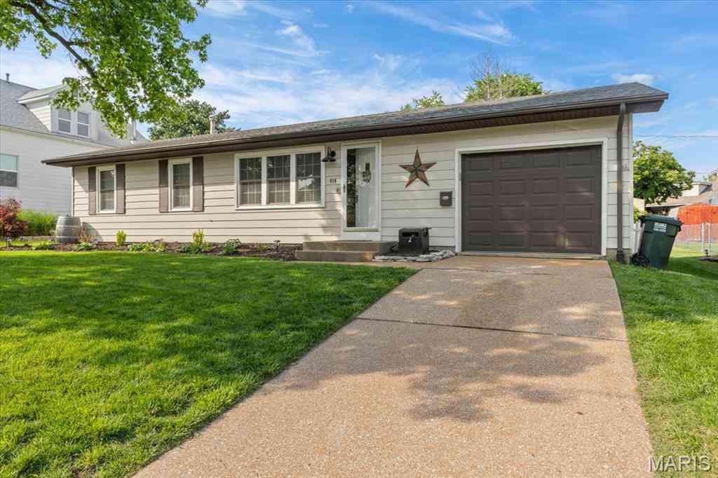 Homes For Sale - 614 S Rapp Avenue<br/> Monroe County, Columbia, IL 62236