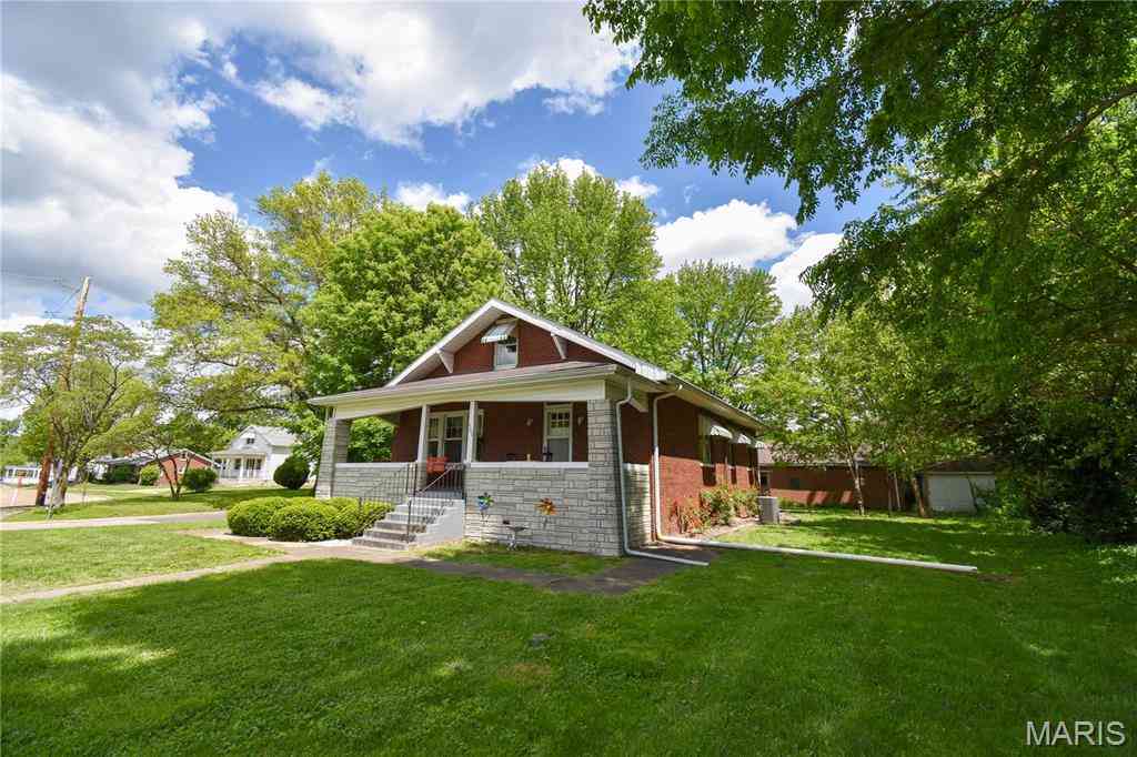 Homes For Sale - 302 S Hackman Street<br/> Macoupin County, Staunton, IL 62088