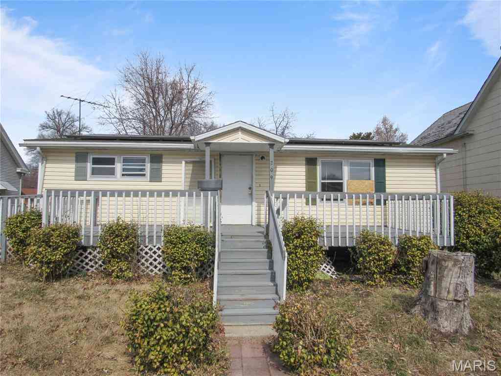 Homes For Sale - 209 W 2nd South Street<br/> Mount Olive, IL 62069