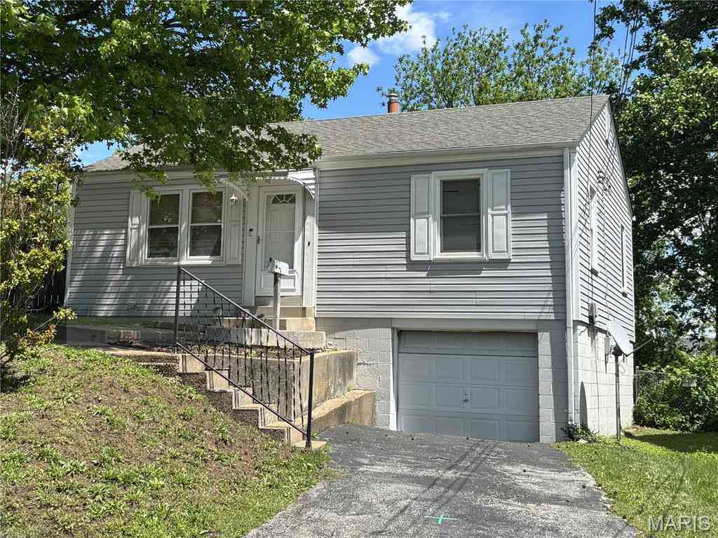Homes For Sale - 218 N Marguerite Avenue<br/> Ferguson, MO 63135