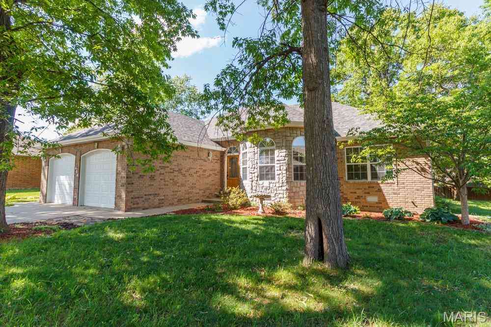 Homes For Sale - 404 Magnolia Court<br/> Lebanon, MO 65536