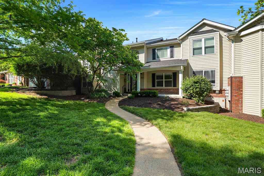 Condo For Sale - 712 Woodside Trails Drive #102<br/> Ballwin, MO 63021