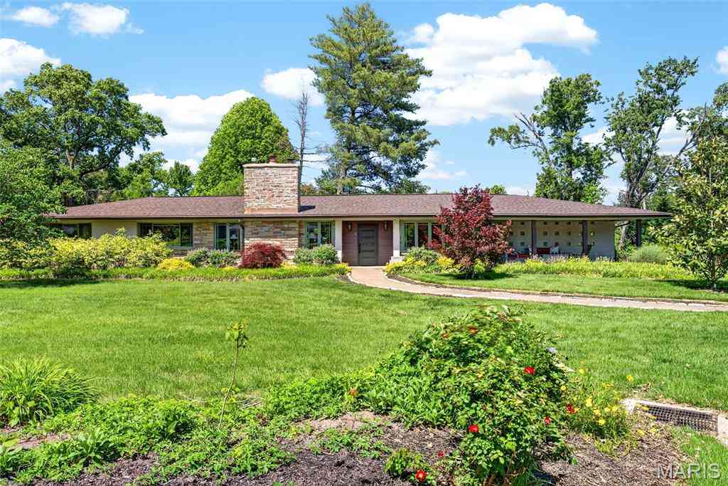 Homes For Sale - 15 Terrace Gardens<br/> Frontenac, MO 63131