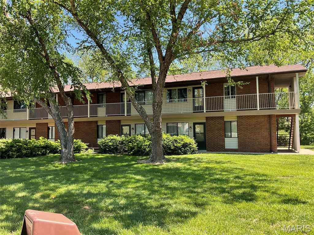 Condo For Sale - 220 Suppiger Way #211<br/> Madison County, Highland, IL 62249