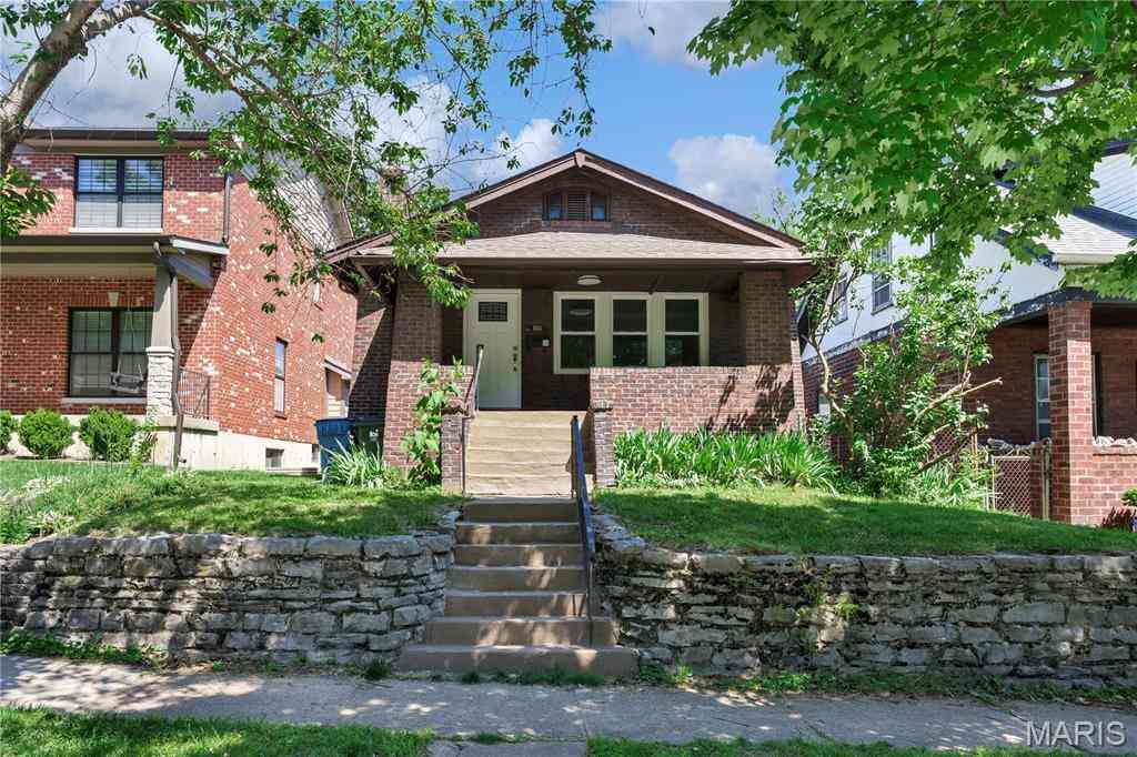 Homes For Sale - 1024 Yale Avenue<br/> Richmond Heights, MO 63117