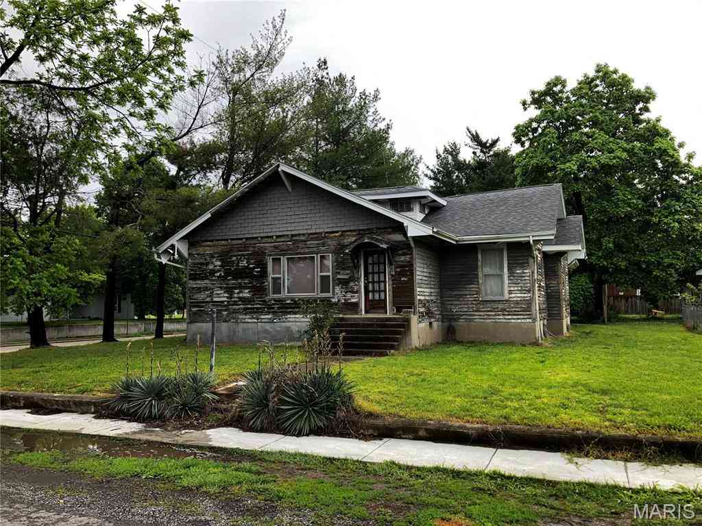 Homes For Sale - 820 N 18th Street<br/> Williamson County, Herrin, IL 62948