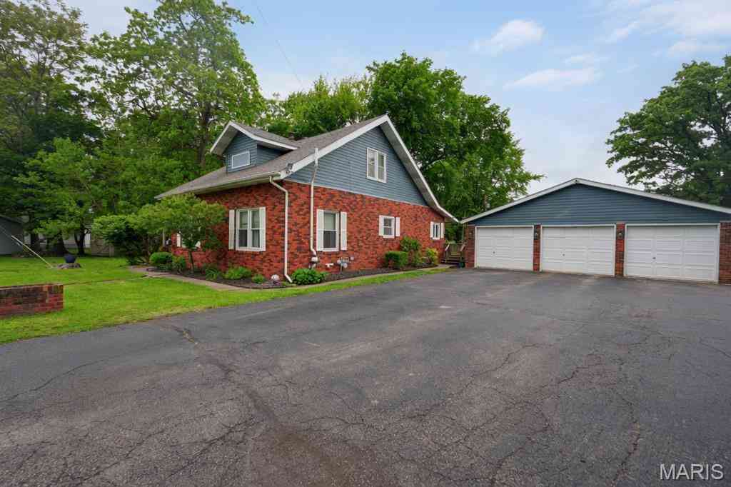 Homes For Sale - 407 E Spruce Street<br/> Gillespie, IL 62033
