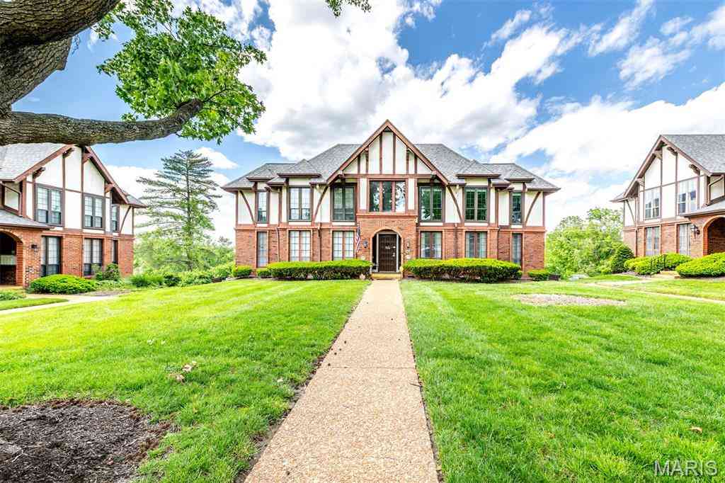 Condo For Sale - 923 Claytonbrook Drive #2<br/> Ballwin, MO 63011