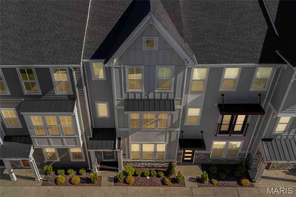 Townhouse For Sale - 8924 Gateway Circle<br/> Richmond Heights, MO 63144