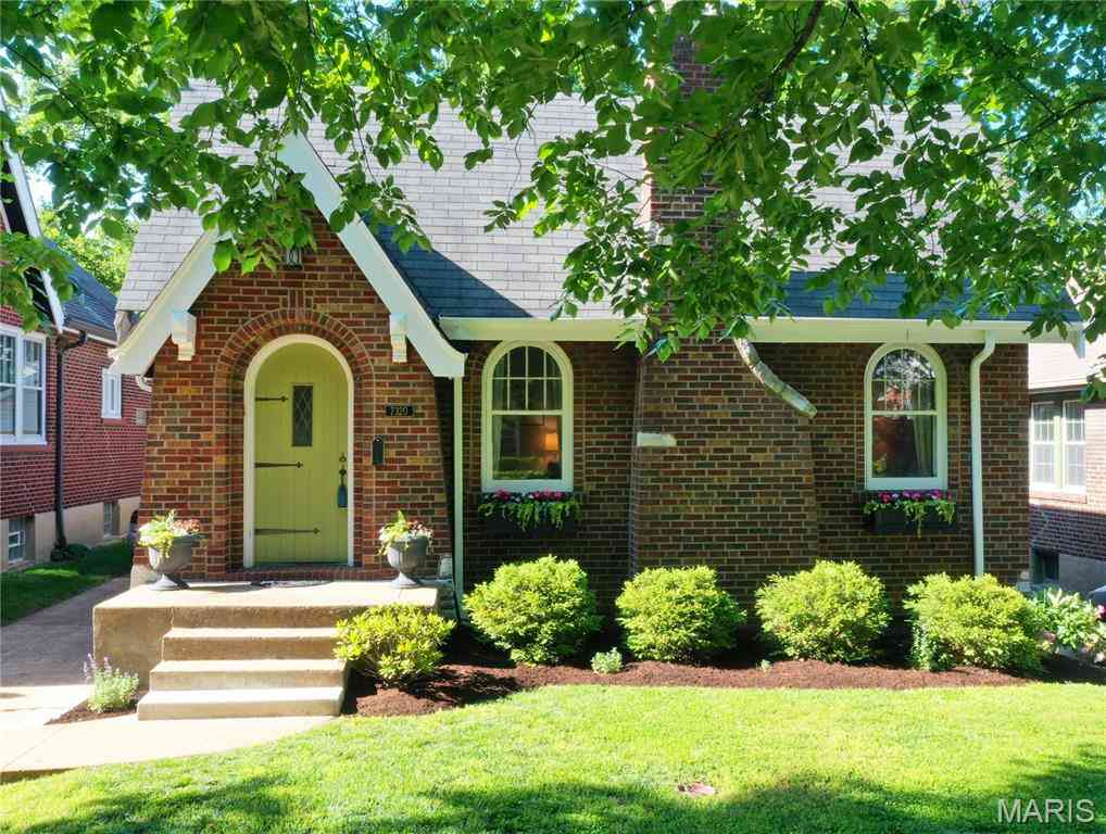 Homes For Sale - 7320 Goff Avenue<br/> Richmond Heights, MO 63117