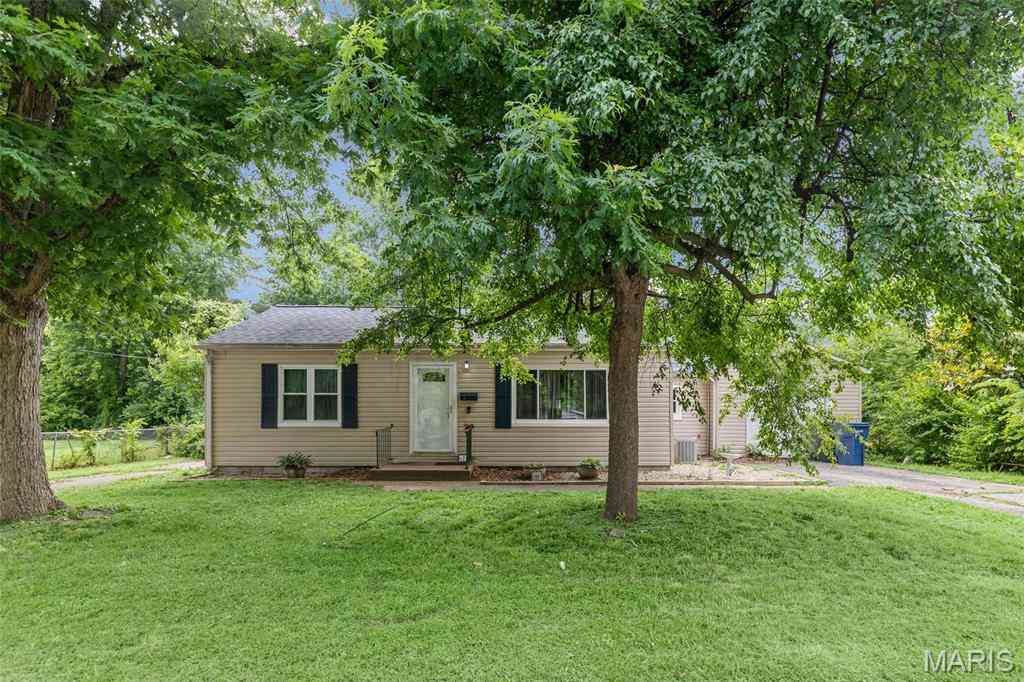 Homes For Sale - 625 Royal Heights Road<br/> Saint Clair County, Belleville, IL 62226