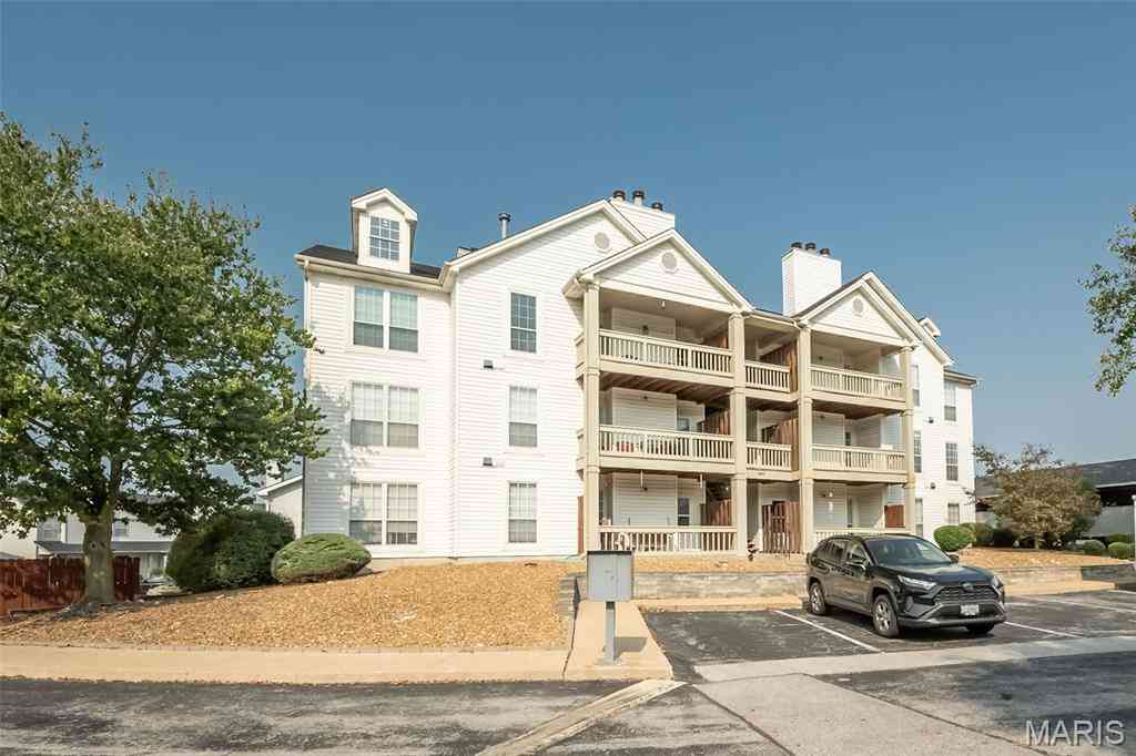 Condo For Sale - 1445 Whispering Creek Drive #E<br/> Ballwin, MO 63021