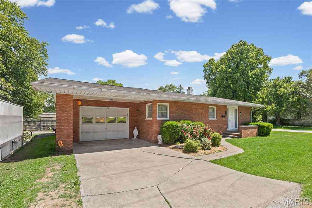Homes For Sale - 115 W 5th South Street<br/> Macoupin County, Mount Olive, IL 62069