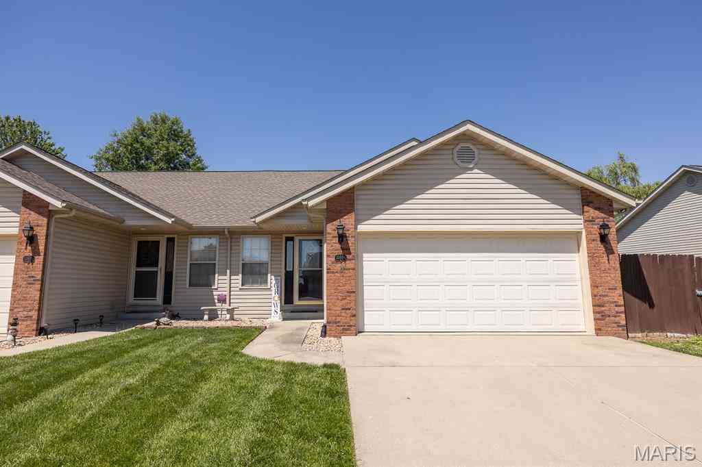 Villa For Sale - 10926 Kentfield Drive<br/> Saint Clair County, Lebanon, IL 62254