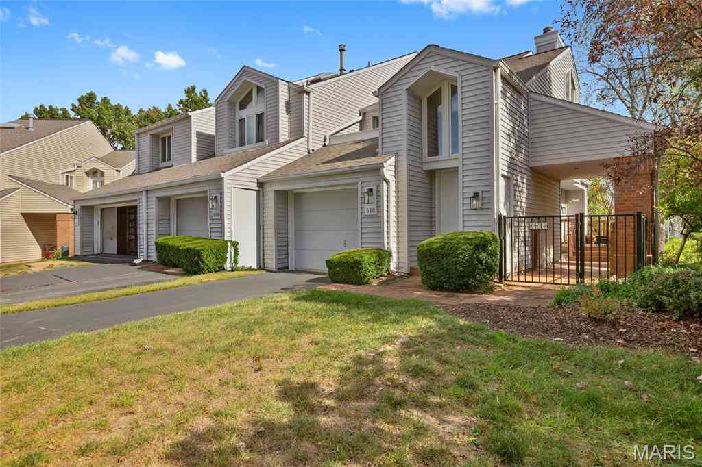 Condo For Sale - 608 Highview Circle Drive<br/> Ballwin, MO 63021